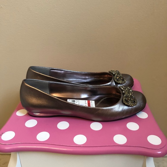 Tahari Silver Flats Size 6.5 - Picture 9 of 12